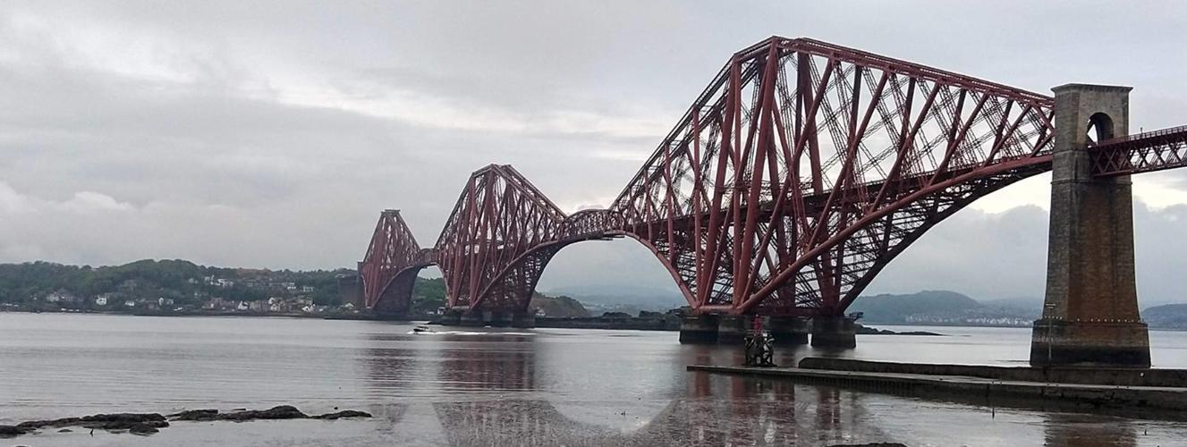 A Forth Bridge a Firth of Forth torkolata felett Edinburgh közelében