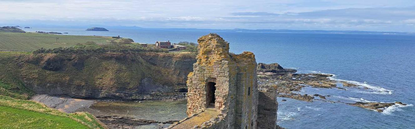 A Tantallon Castle sziklafalakon North Berwick közelében